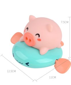 Heo con chèo thuyền phun nước
