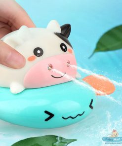 Bò sữa chèo thuyền phun nước