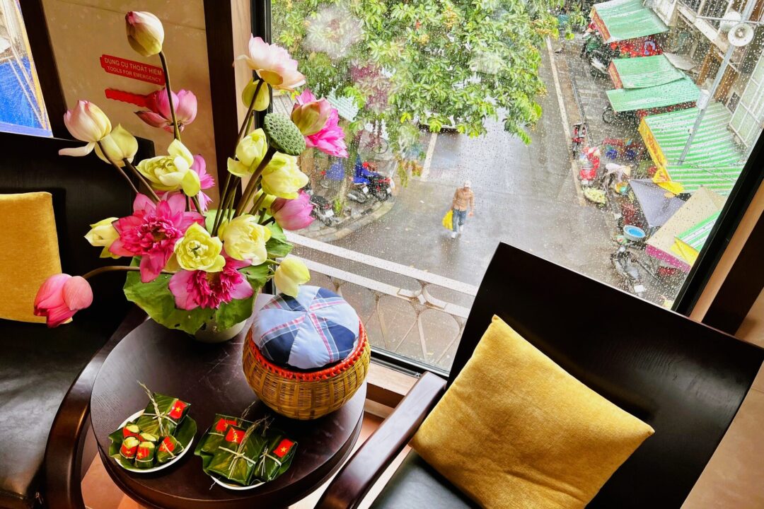 Du lịch xung quoanh thành phố Hà Nội, ngắm nhìn từ trên tàu