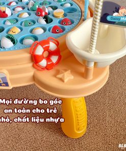 Bàn câu cá với nhwunxg chiếc thuyền