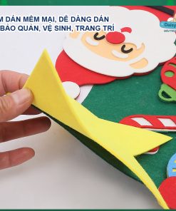 Cây thông vải nỉ Noel treo tường có LED: Trang trí Giáng sinh an toàn và sáng tạo cho bé