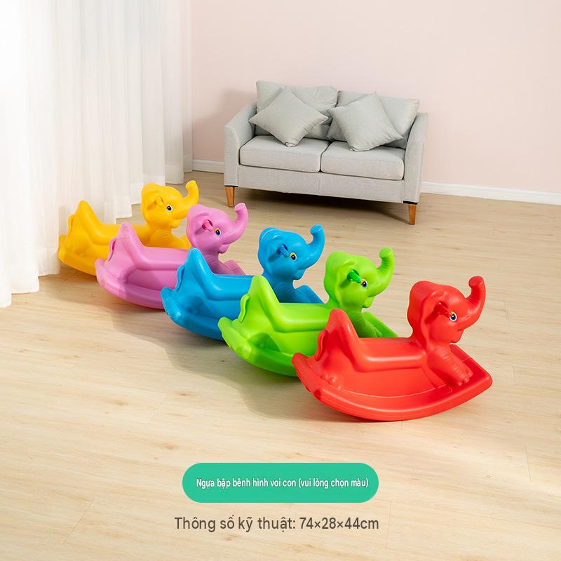 Bập bênh con voi để trong nhà